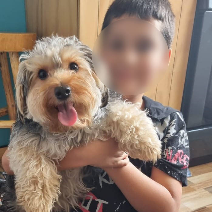 Ítalo (10) con su perrito Gastón. Foto cedida por la madre.