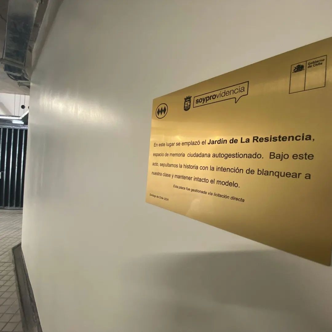 Intervienen estación Baquedano con placa conmemorativa del 