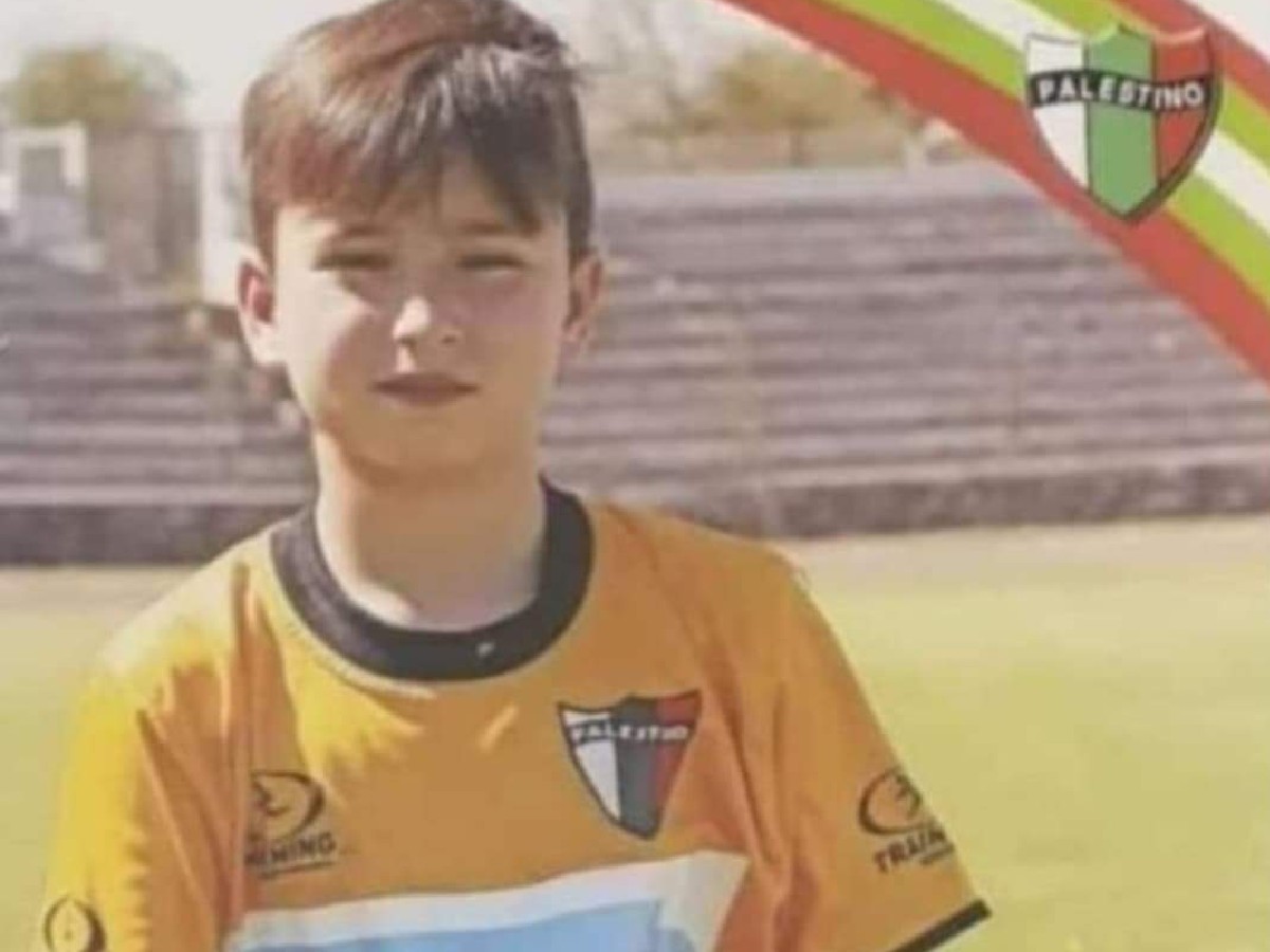 Vicente Mella vistiendo la camiseta de Palestino