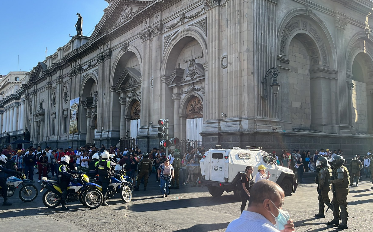 Operativo para frenar el comercio ambulante en el Casco Histórico de Santiago. Fuente: Municipalidad.
<p>