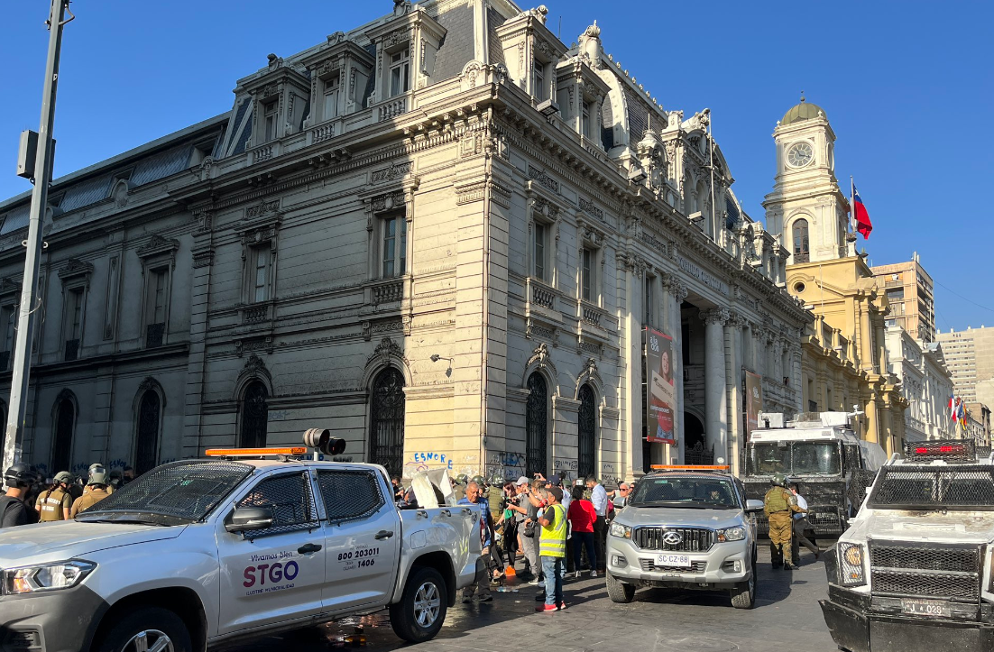 Operativo para frenar el comercio ambulante en el Casco Histórico de Santiago. Fuente: Municipalidad.
<p>